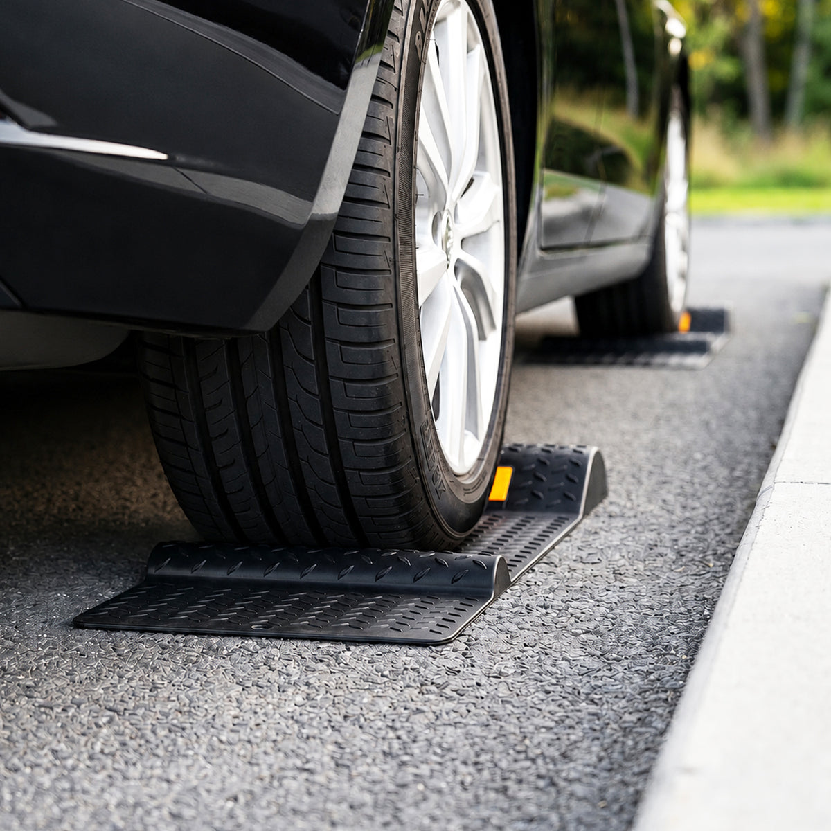 Randaco 2‑Stück rutschfeste Parkstopper‑Matten mit reflektierenden Streifen und Befestigungsschrauben für Garage und Einfahrt
